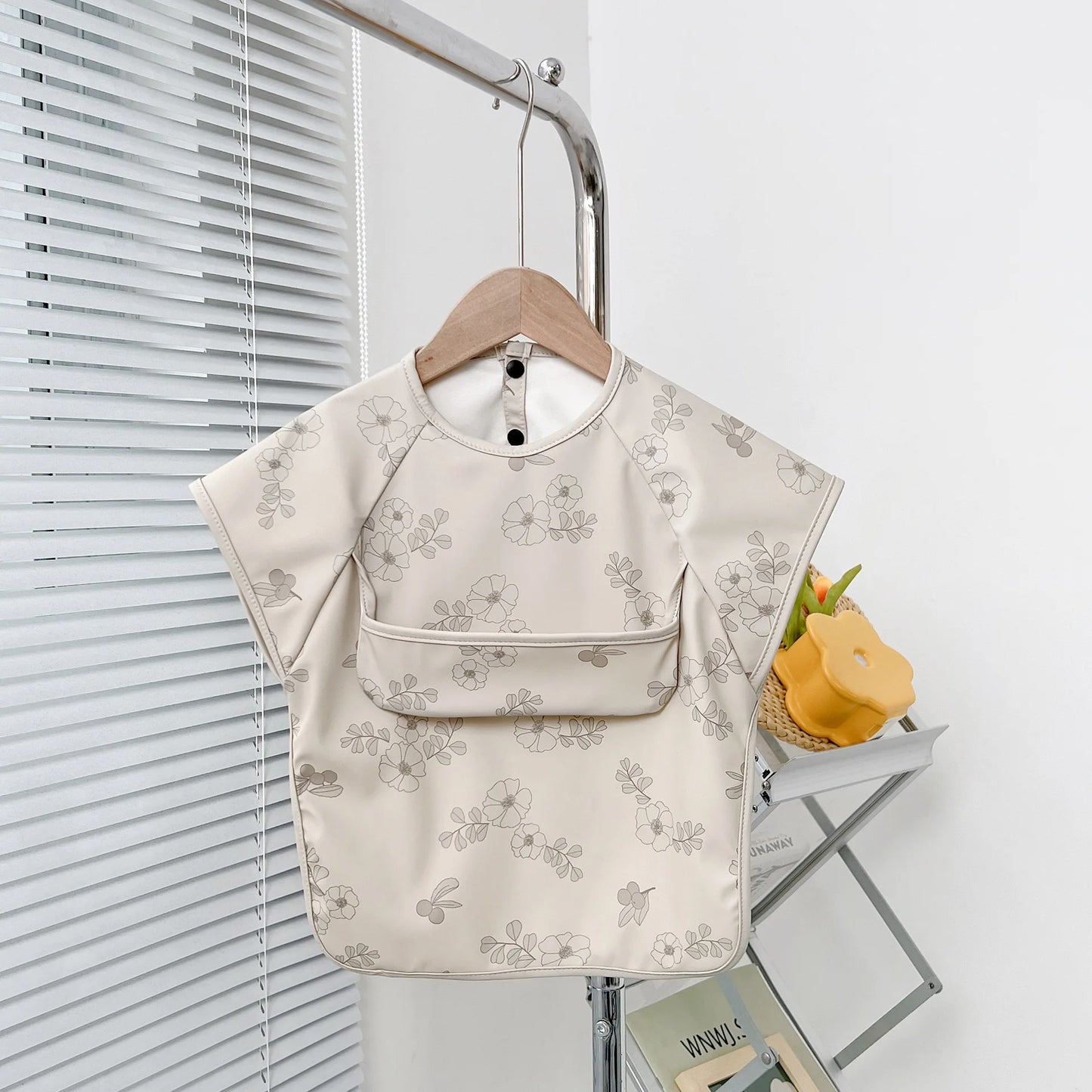Baby Waterproof Feeding Smock Bib – Short Sleeve Cartoon Animal Apron for 0–6 Years